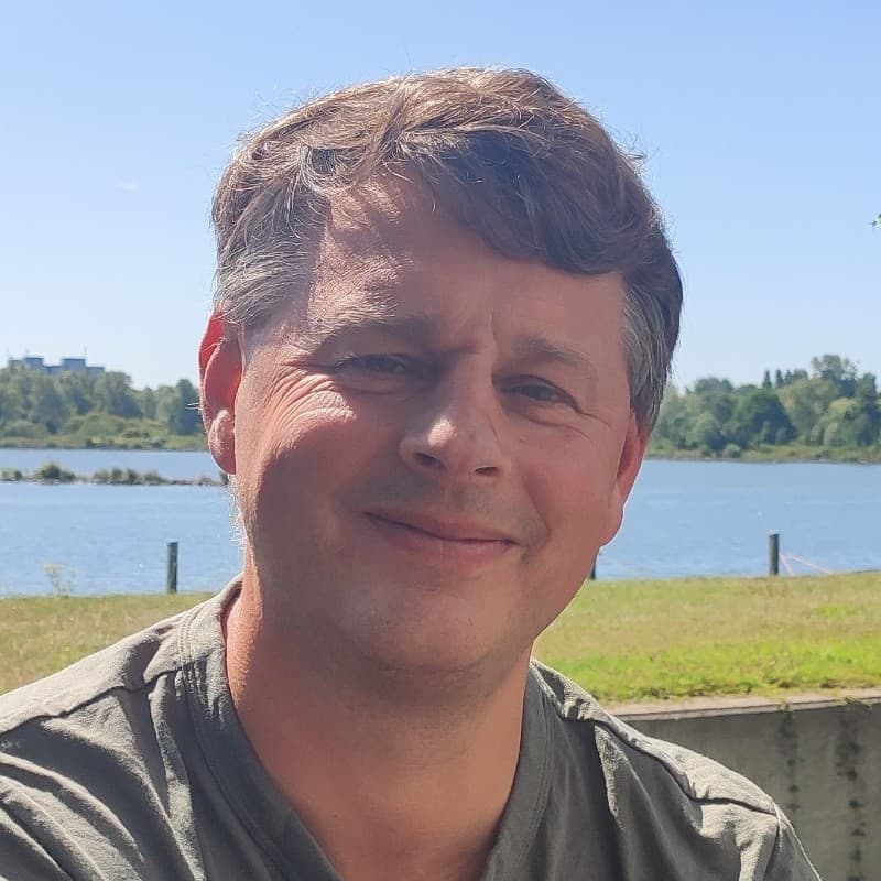 Geavanceerde hoogtebeoordeling van regionale waterkeringen op basis van historische hoogtemetingen en menselijke activiteiten.